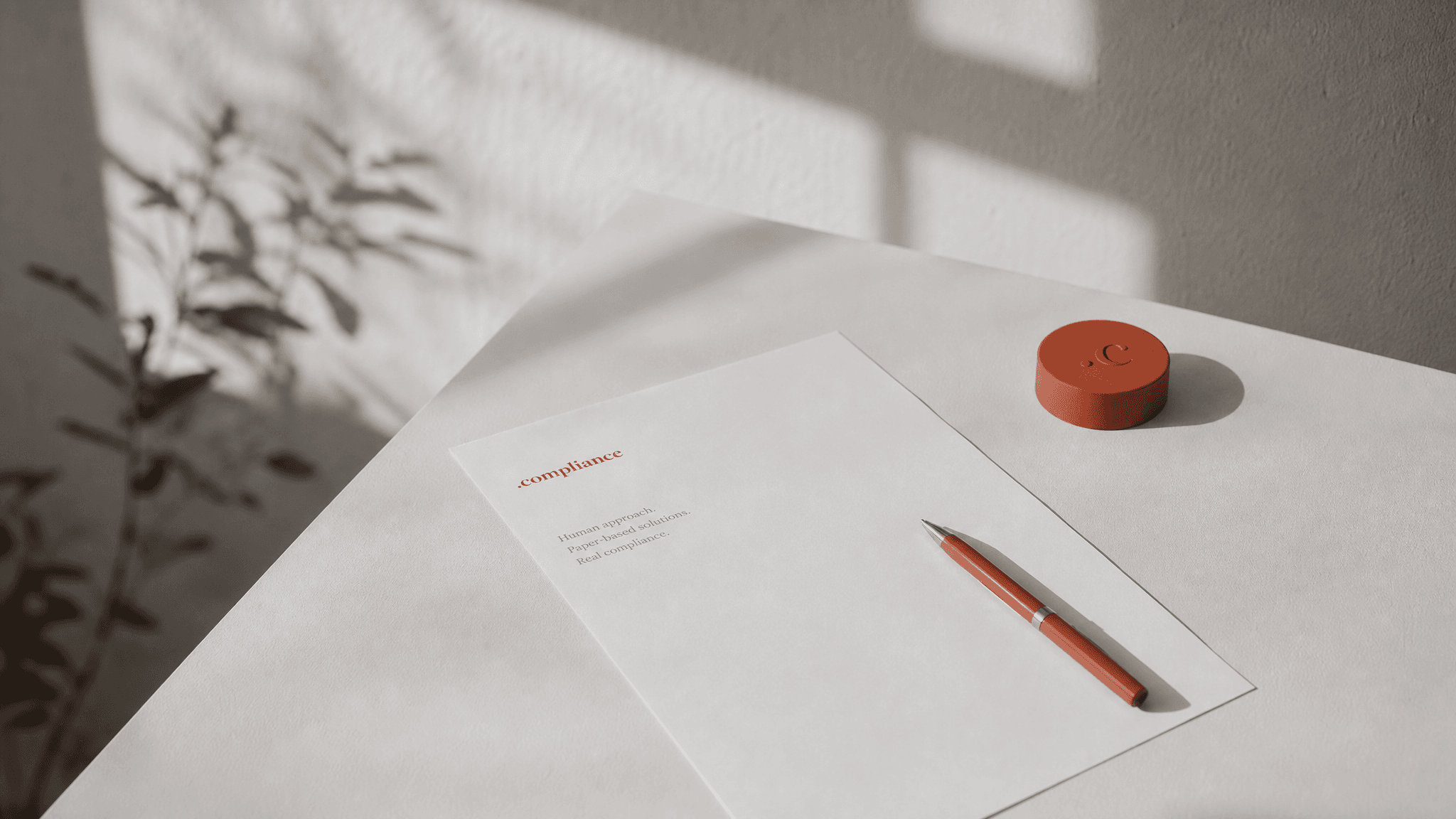 Escritorio de trabajo de un equipo de cumplimiento